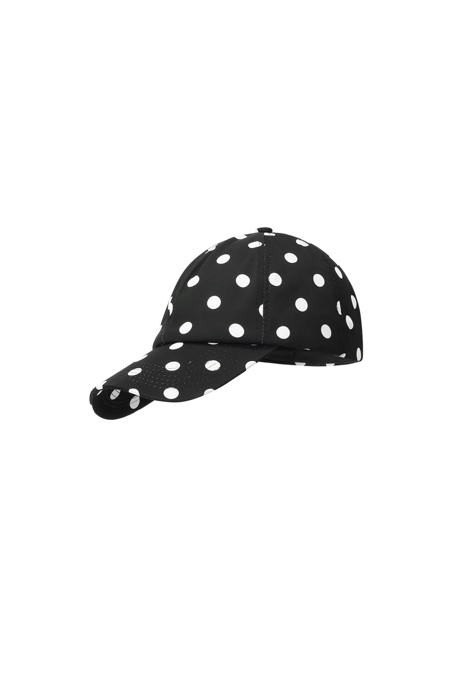 Baseballpet bij een herfstjas: stippen, kleur en sjaal combineren