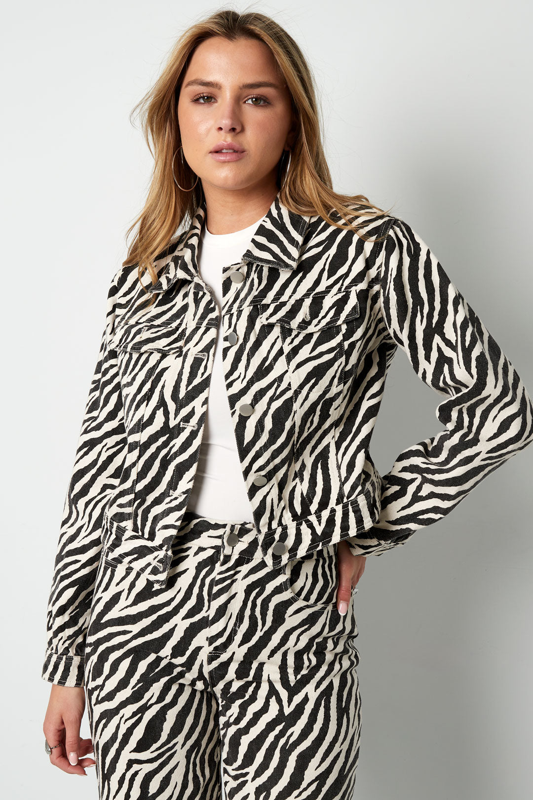 Veste pour femme imprimée animal – noire – photo 4