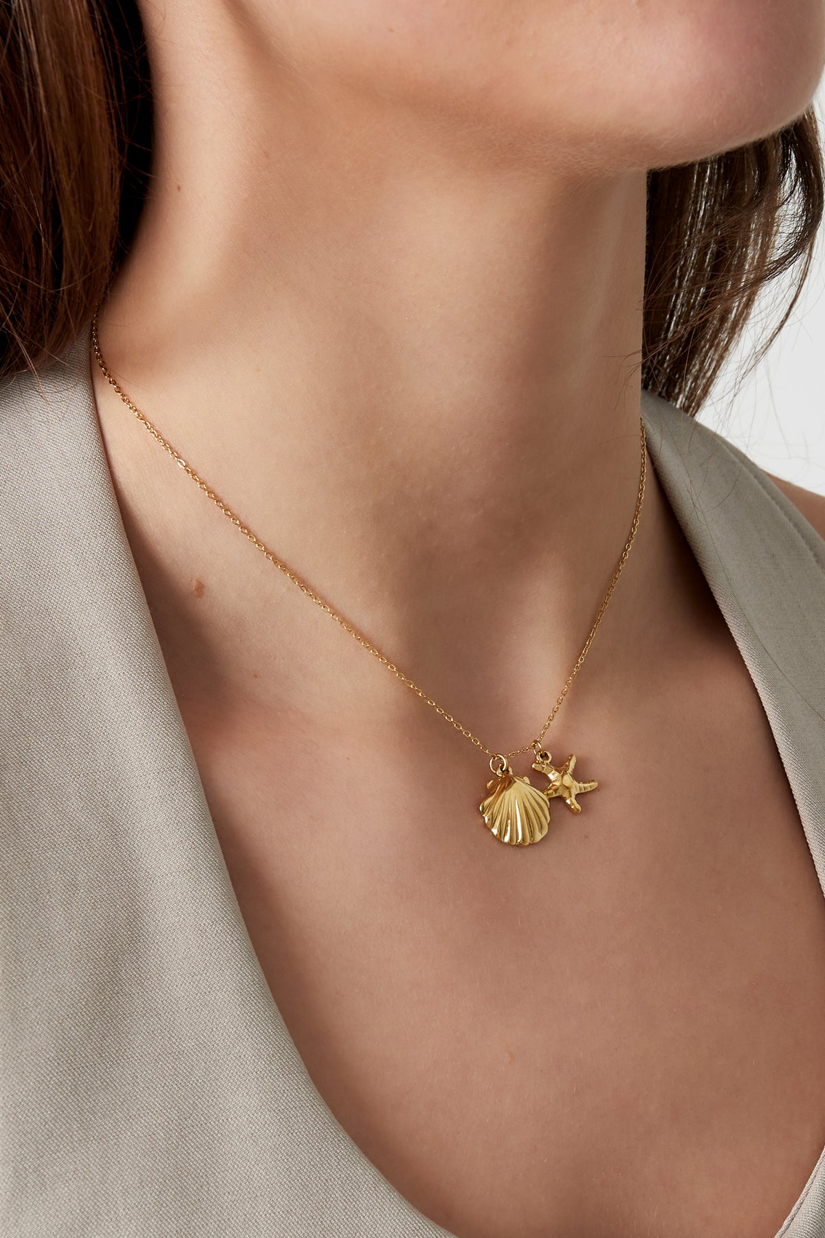 Collier femme avec pendentif en acier inoxydable et détails océaniques – doré – photo 2