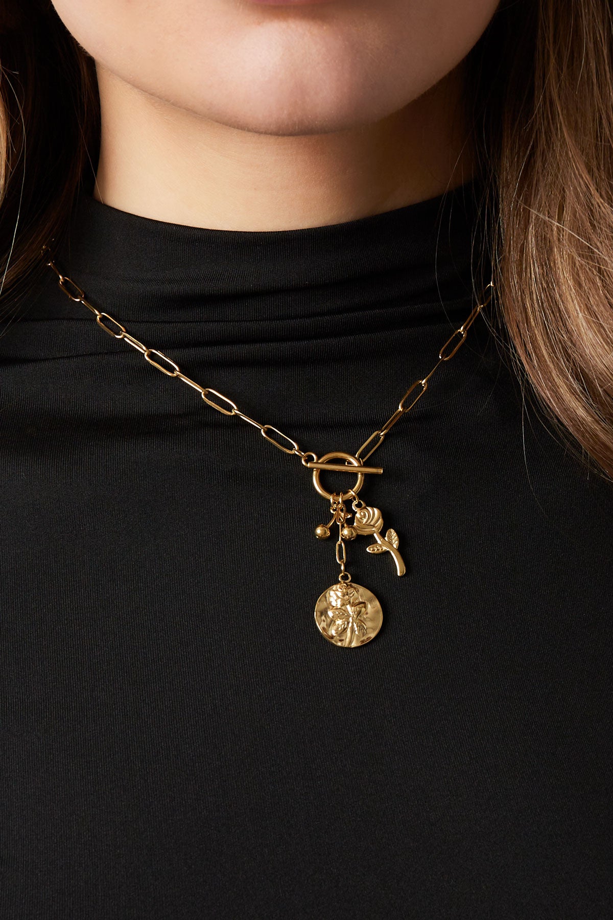 Collier pour femme en acier inoxydable avec pendentif motif floral – couleur or – photo 2