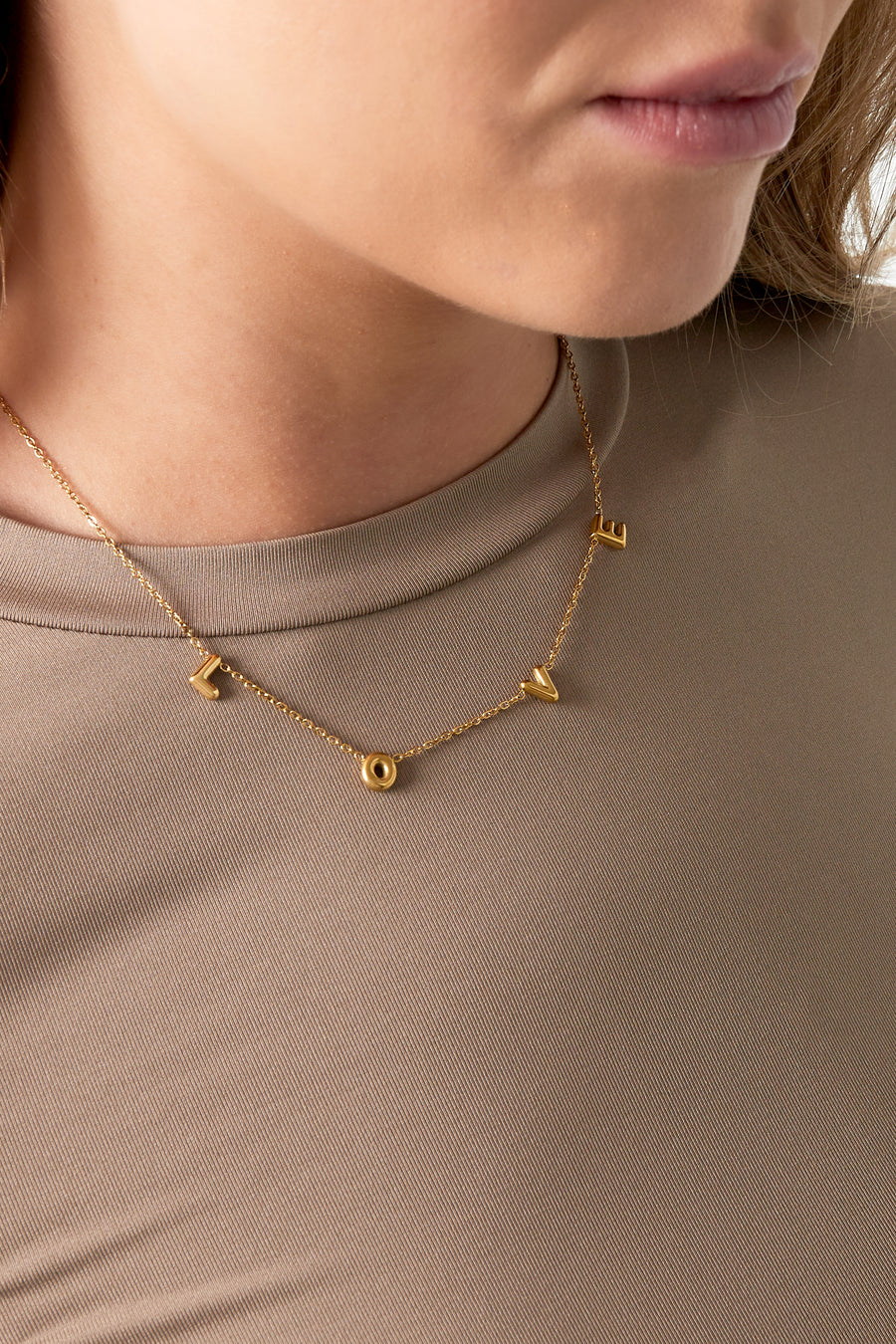 Collier femme en acier inoxydable avec pendentif lettre – doré