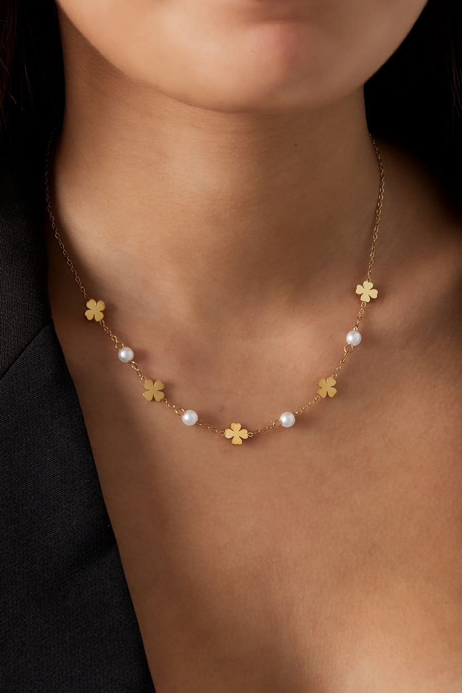 Collier femme avec pendentif en acier inoxydable, perle d'imitation avec motif trèfle