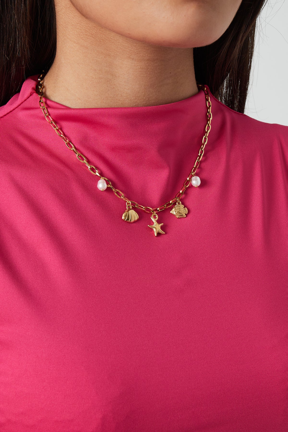 Collier pour femme avec pendentif en acier inoxydable et détails océaniques – couleur or – photo 2