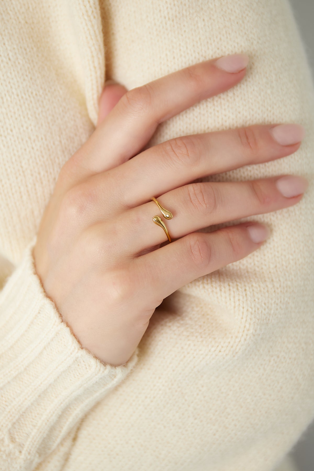 Minimalist stainless steel ring for women – gold and silver coloured – image 2