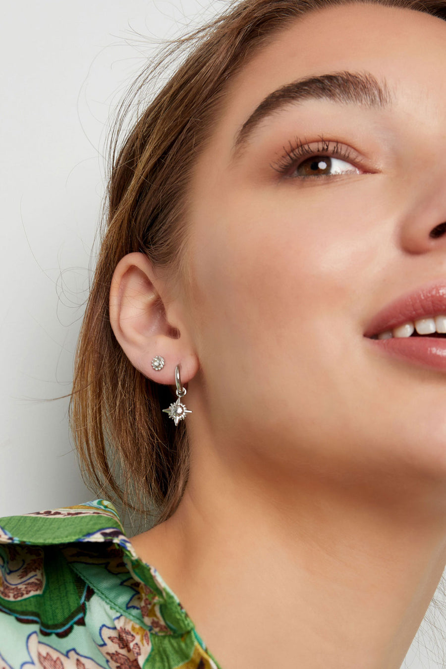 Puces d'oreilles pour femmes en acier inoxydable avec motif floral – plusieurs couleurs