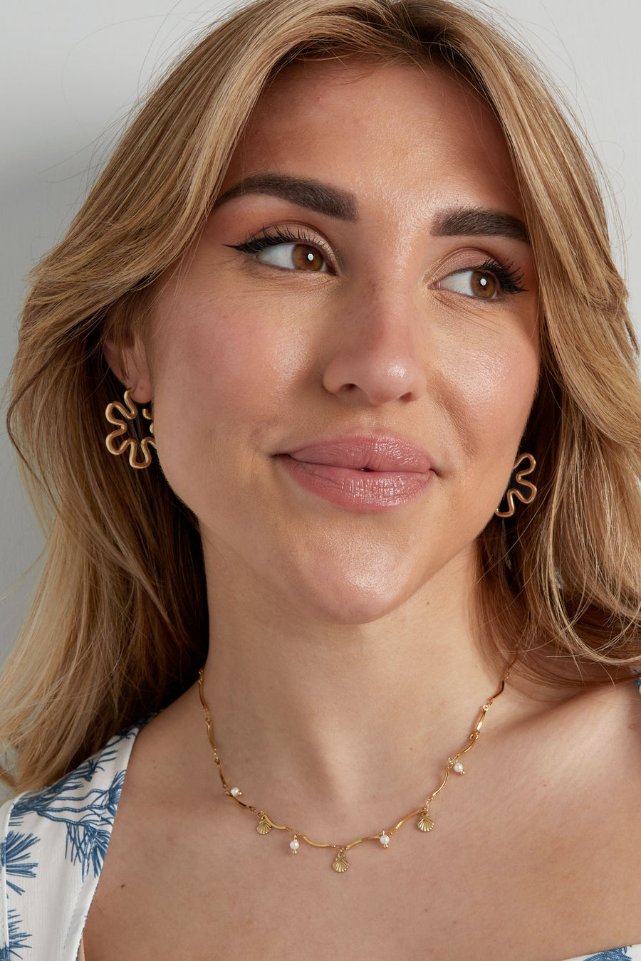 Boucles d'oreilles créoles pour femme en acier inoxydable avec motif floral – couleur or