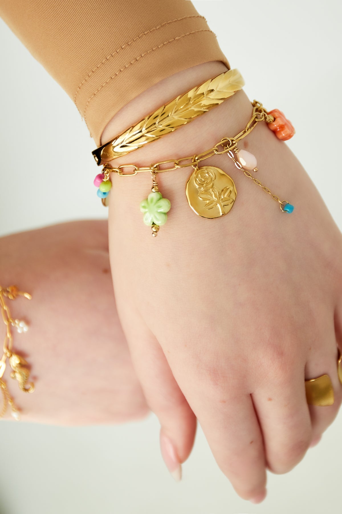 subtle relief armband