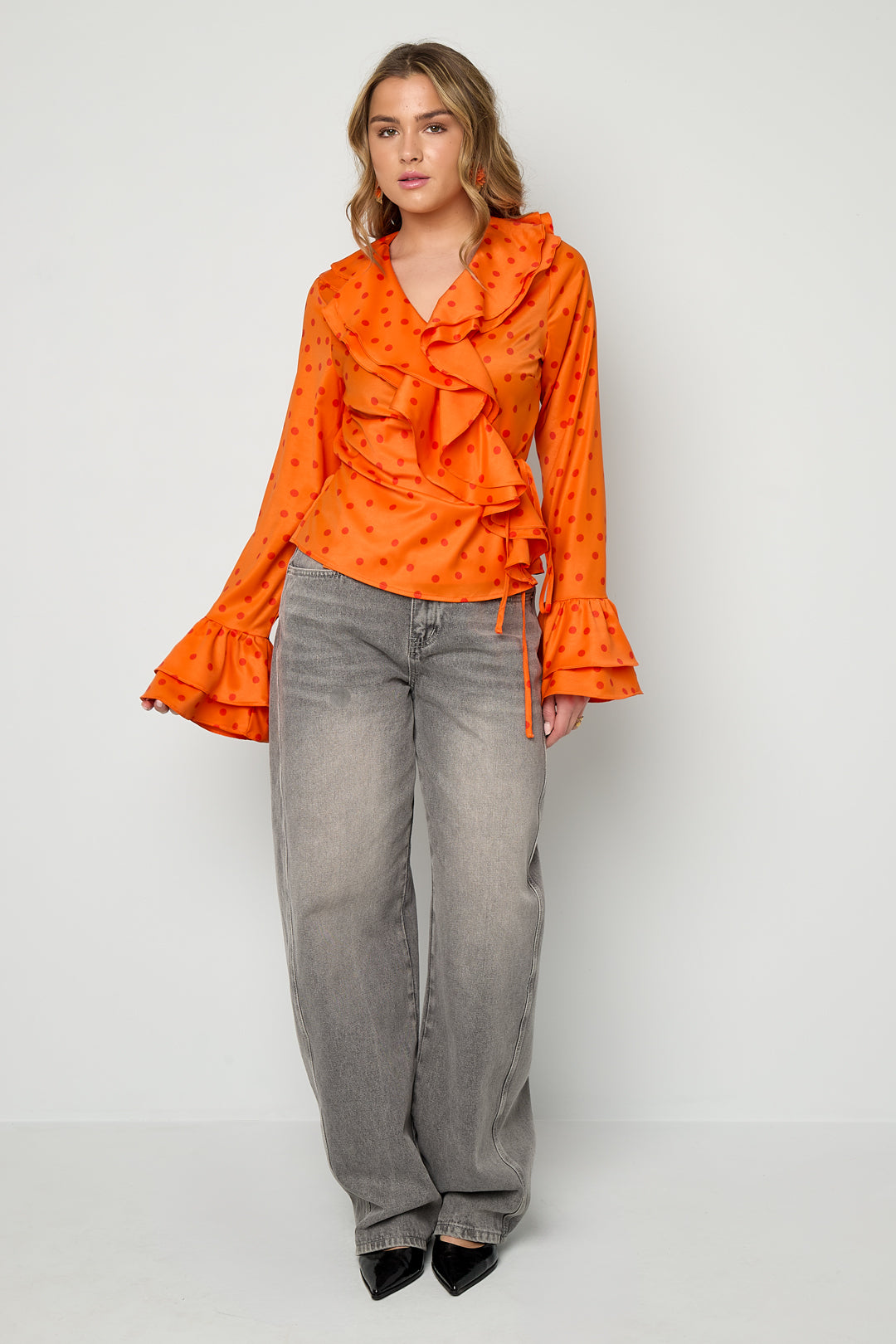 Dames oranje blouse met ruches en stippen – productfoto 3