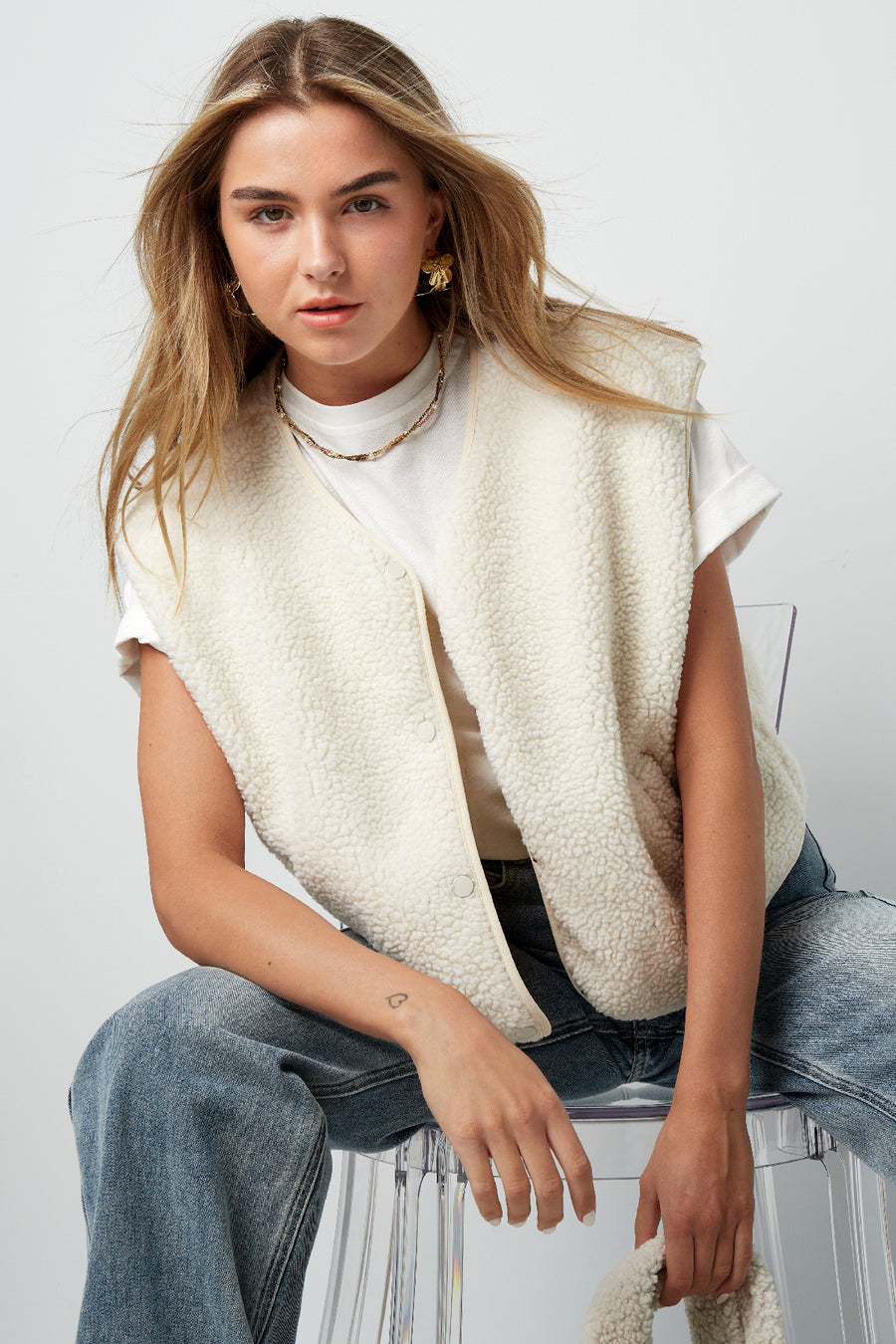 Gilet pour femmes avec encolure ronde et coupe ajustée