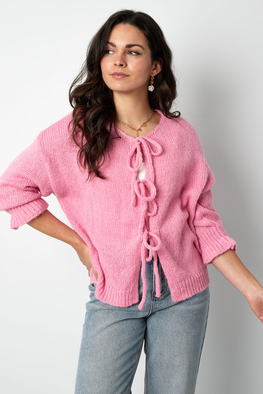 Haut à manches courtes, détail de laçage et coupe oversize