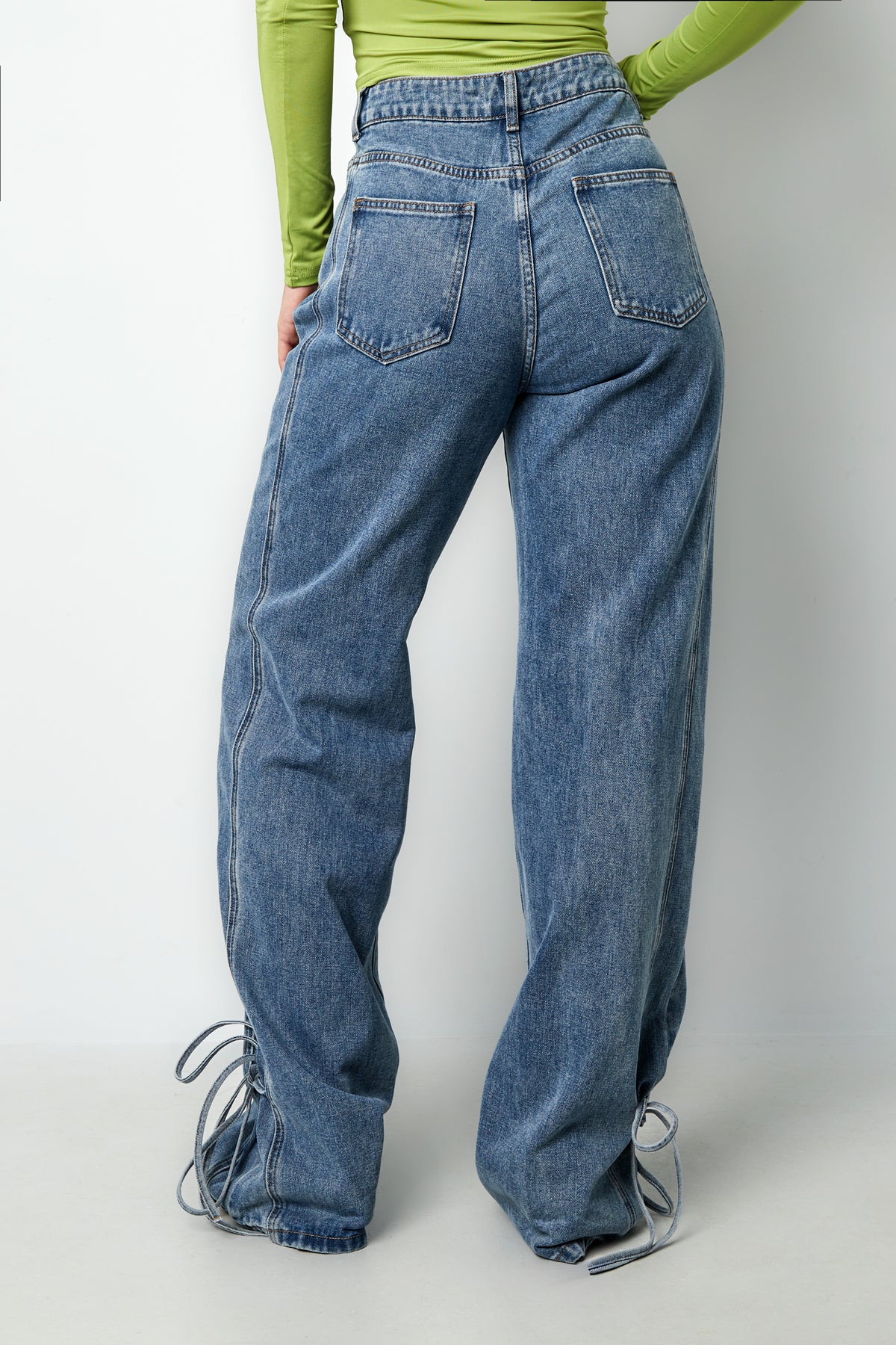 Jeans femme à bouton fantaisie et coupe droite – photo 3