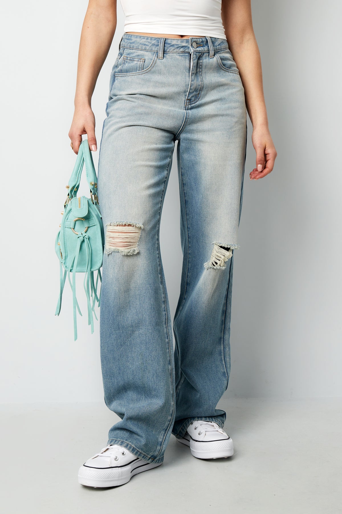 Women's straight-leg jeans with destroyed details – image 2