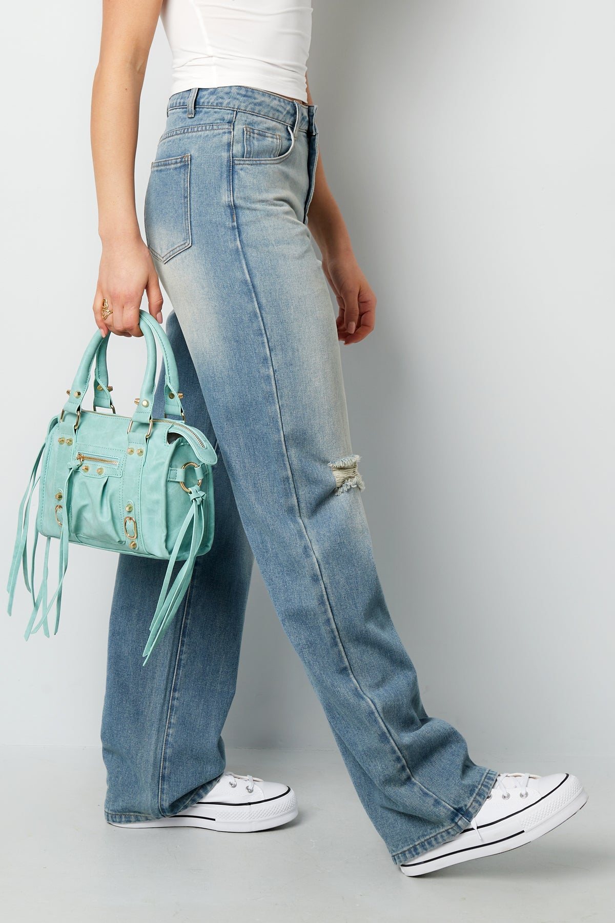 Women's straight-leg jeans with destroyed details – image 5