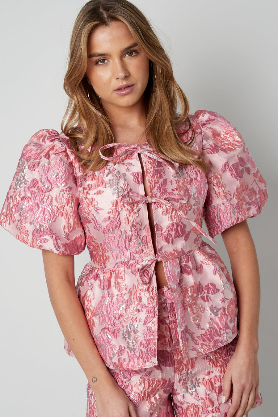 Short-sleeved top with floral print – champagne-coloured
