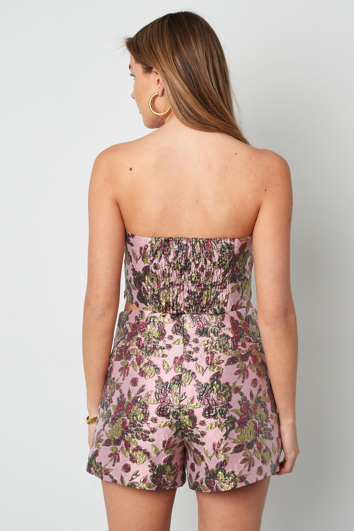 Sleeveless top for women with floral print – champagne colored – image 4