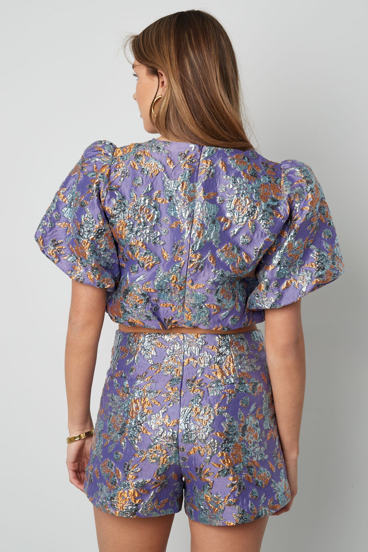 Short-sleeved top with floral print and puff sleeves – image 5