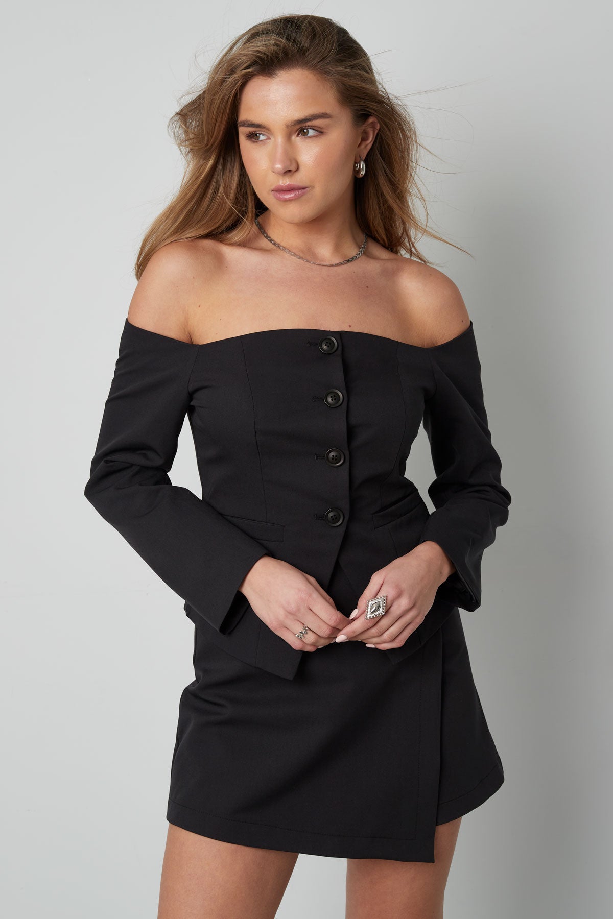 Haut à épaules dénudées pour femmes avec fermeture boutonnée et manches longues – photo 2
