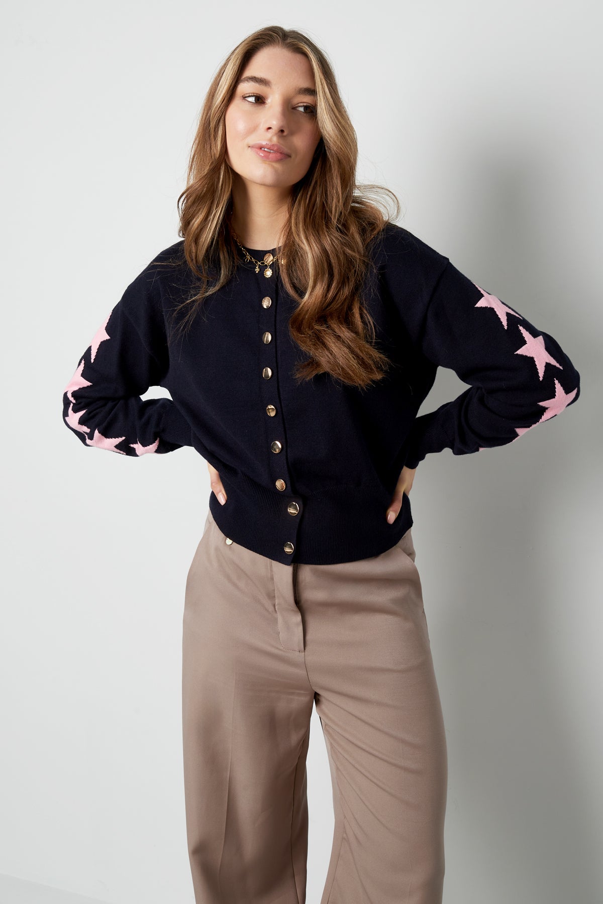 Women's knitted cardigan with star pattern and cropped fit – image 2