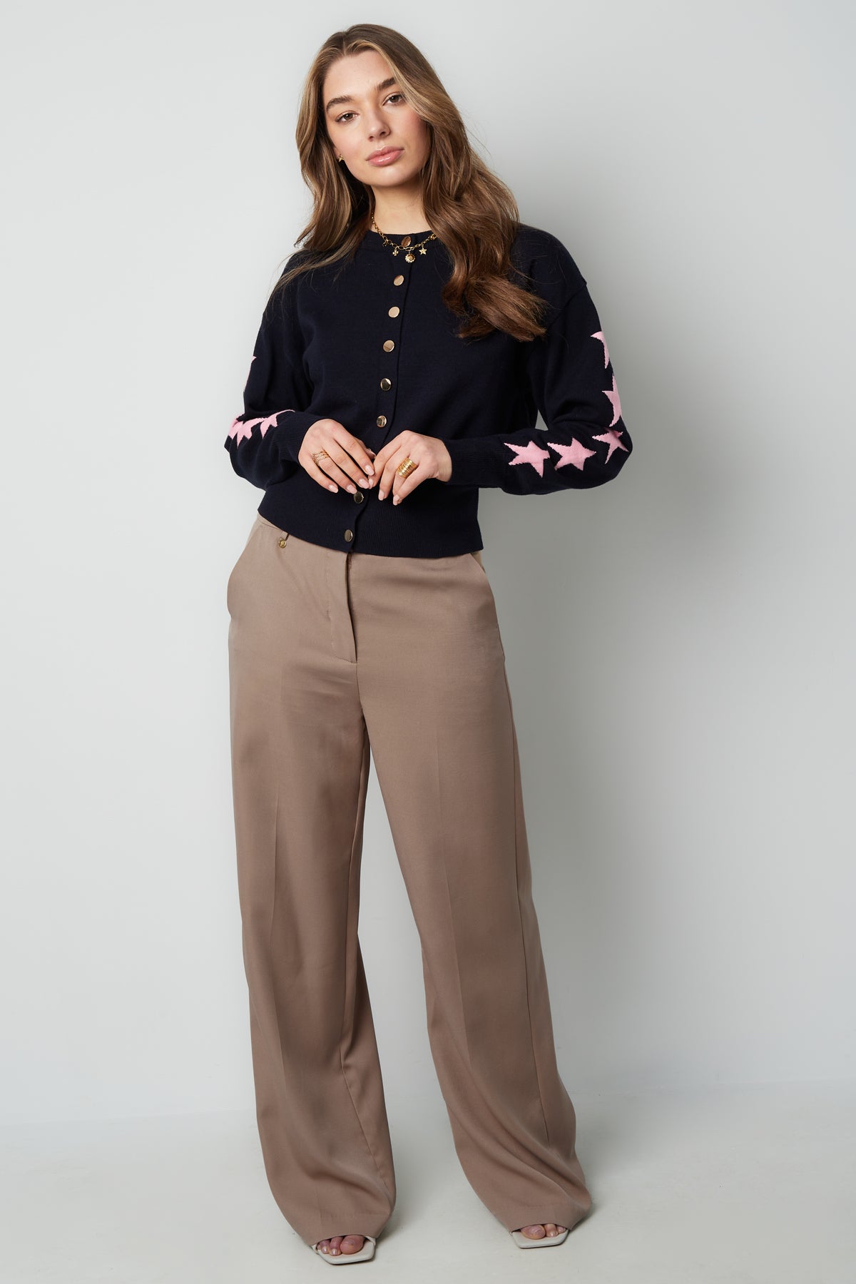 Women's knitted cardigan with star pattern and cropped fit – image 3