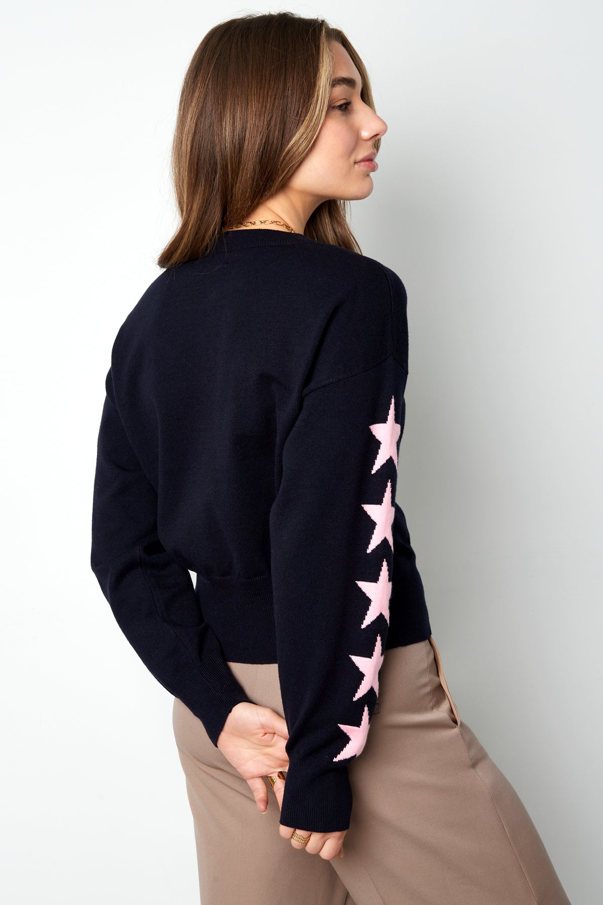 Women's knitted cardigan with star pattern and cropped fit – image 6