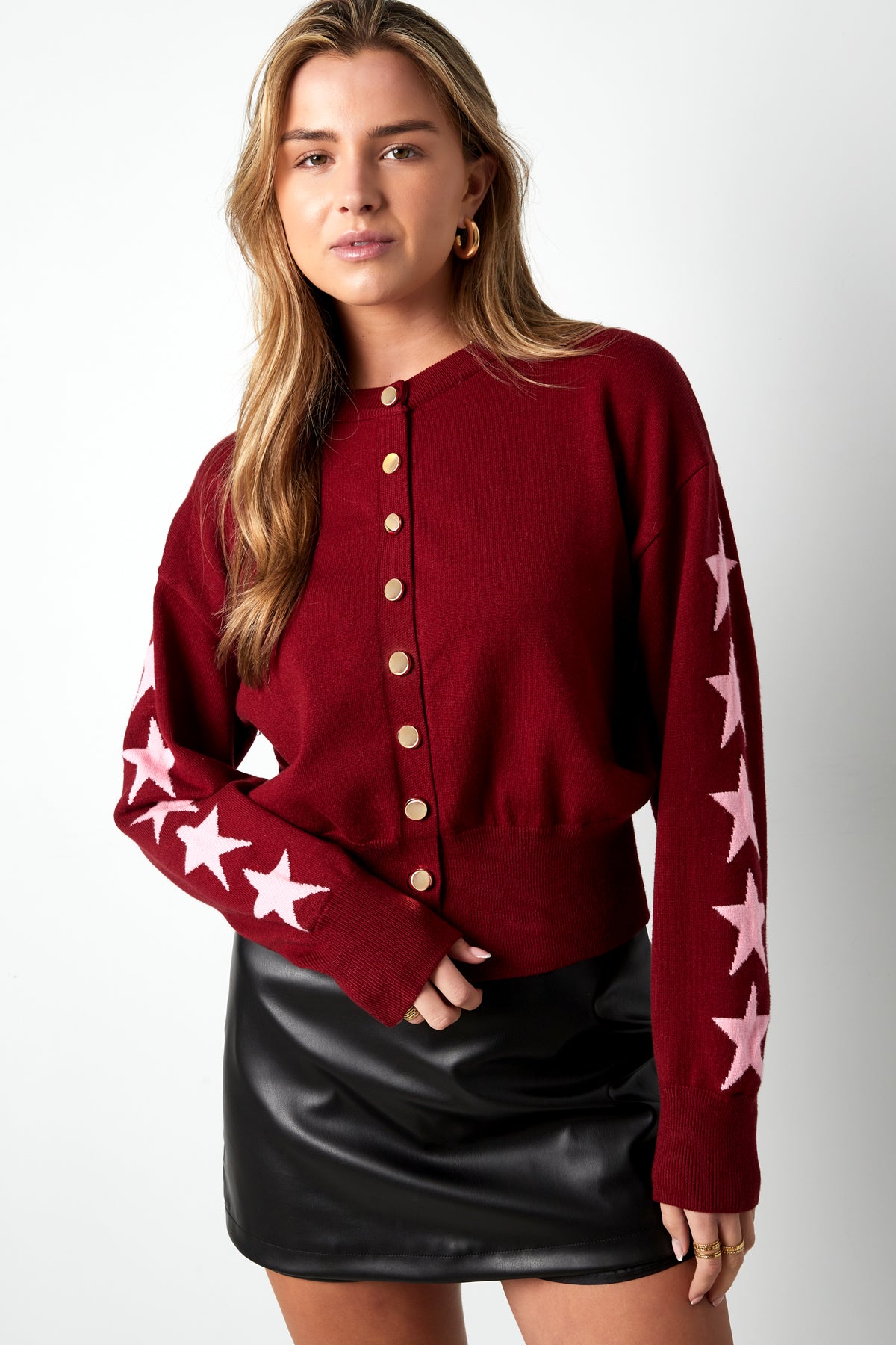 Women's knitted cardigan with star pattern and cropped fit – image 7