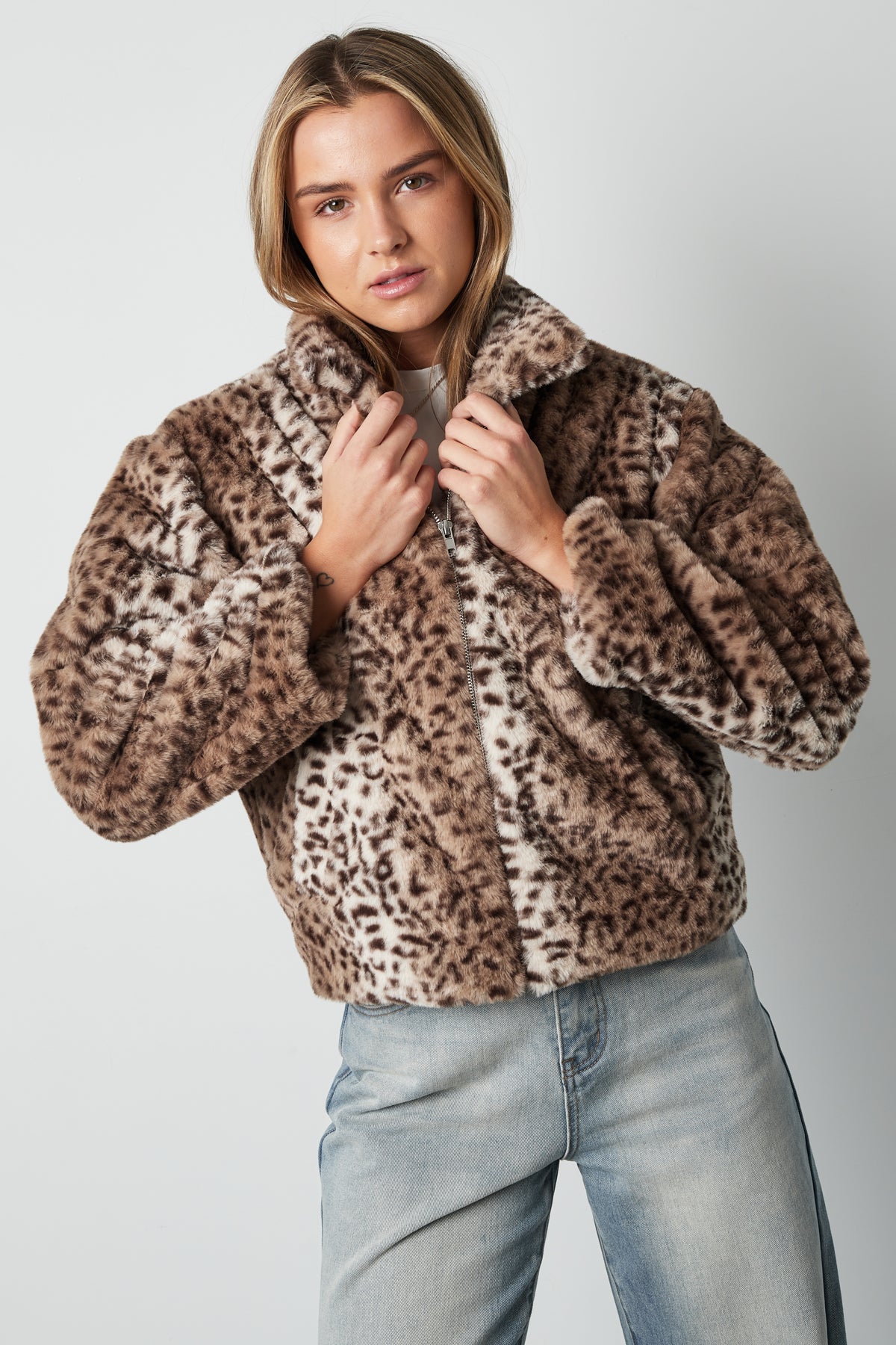 Veste léopard pour femme à l'aspect fausse fourrure – beige – photo 2