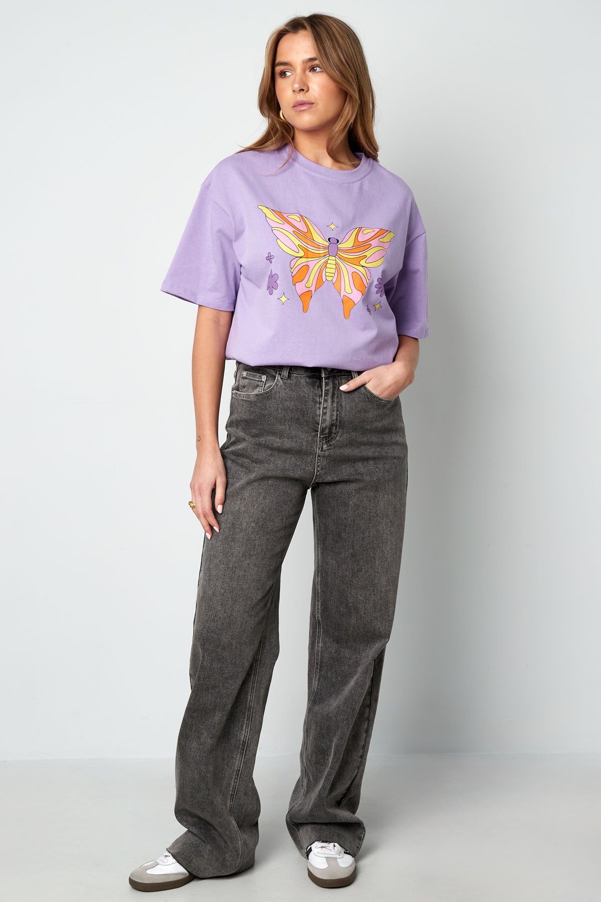 Women's T-shirt with butterfly print and oversized fit – image 3