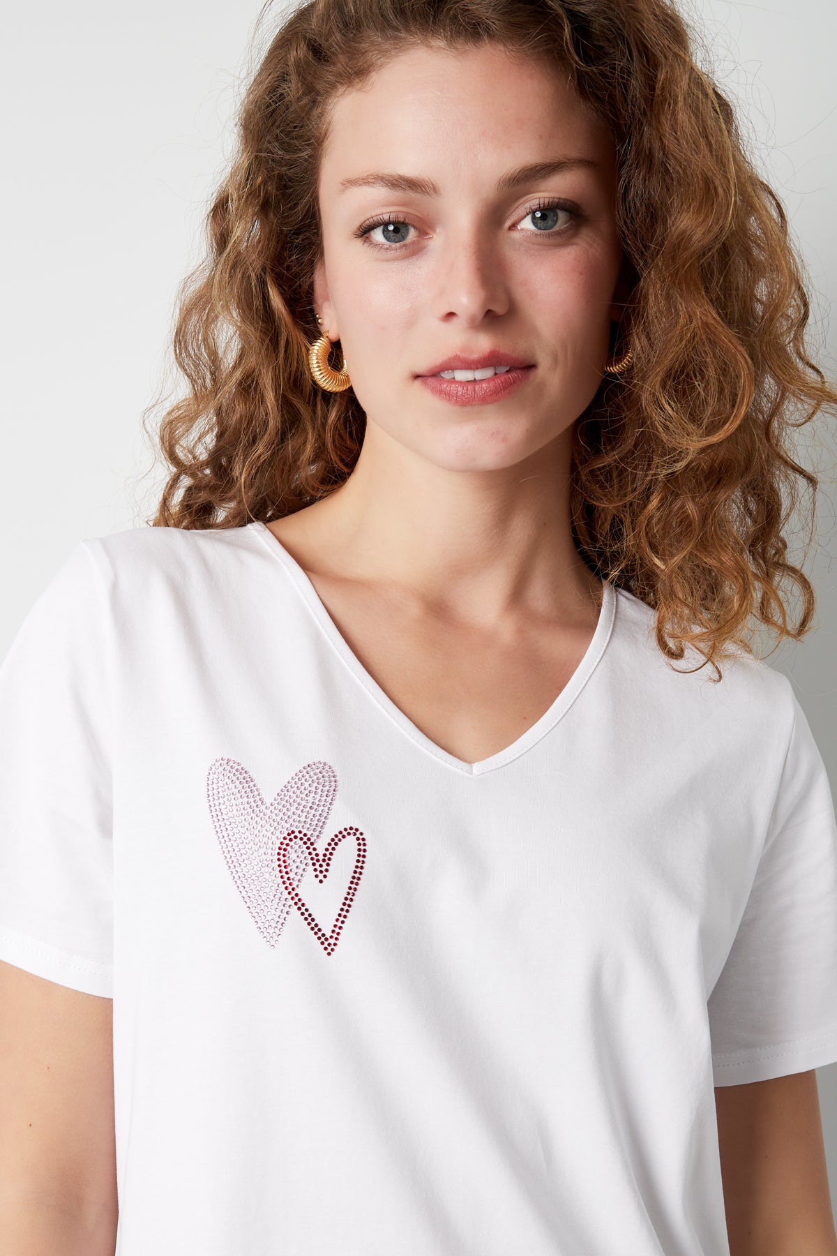 Dames katoenen V-hals T-shirt met geborduurd hart – productfoto 3