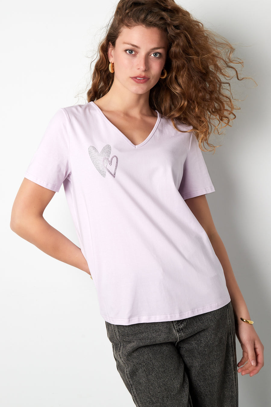 Dames katoenen V-hals T-shirt met geborduurd hart – productfoto 2