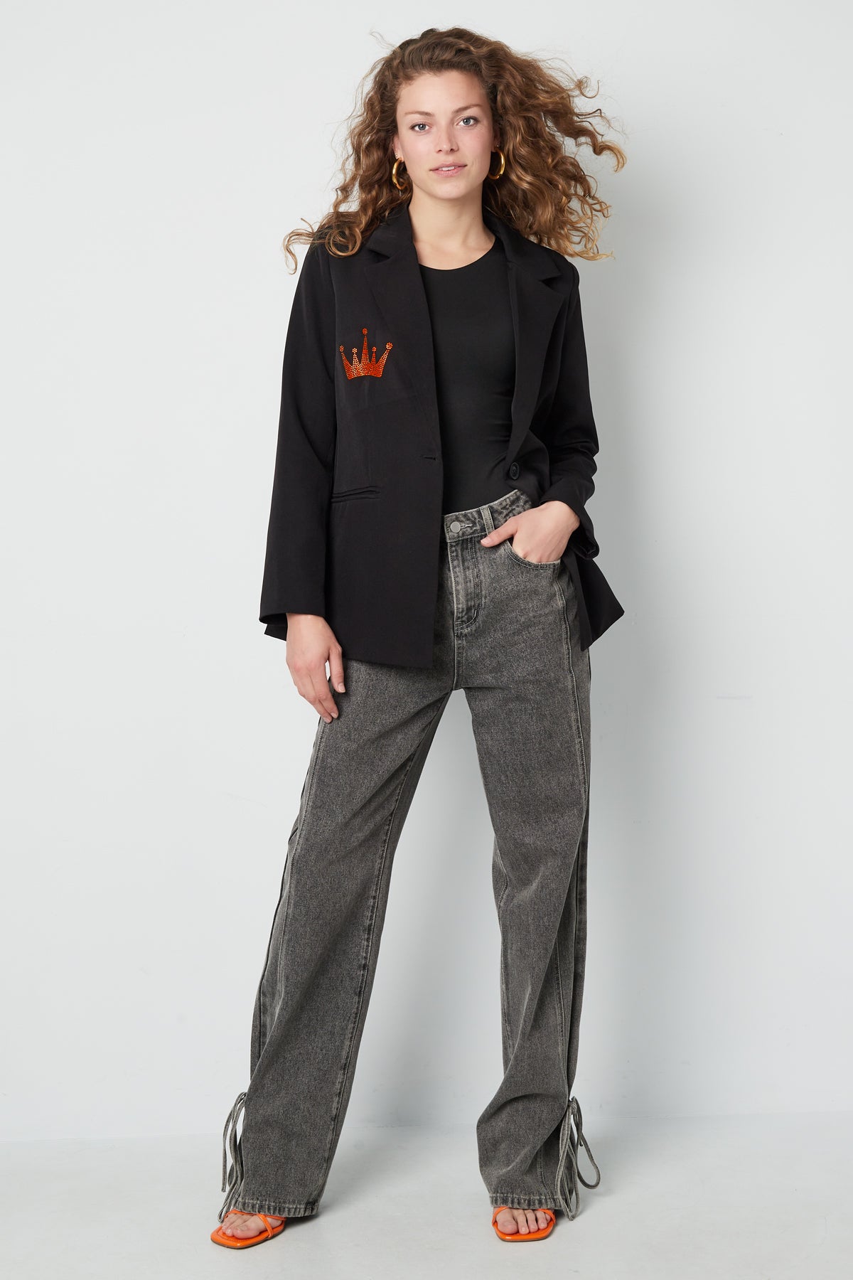 Dames zwarte blazer met geborduurde kroon – productfoto 6