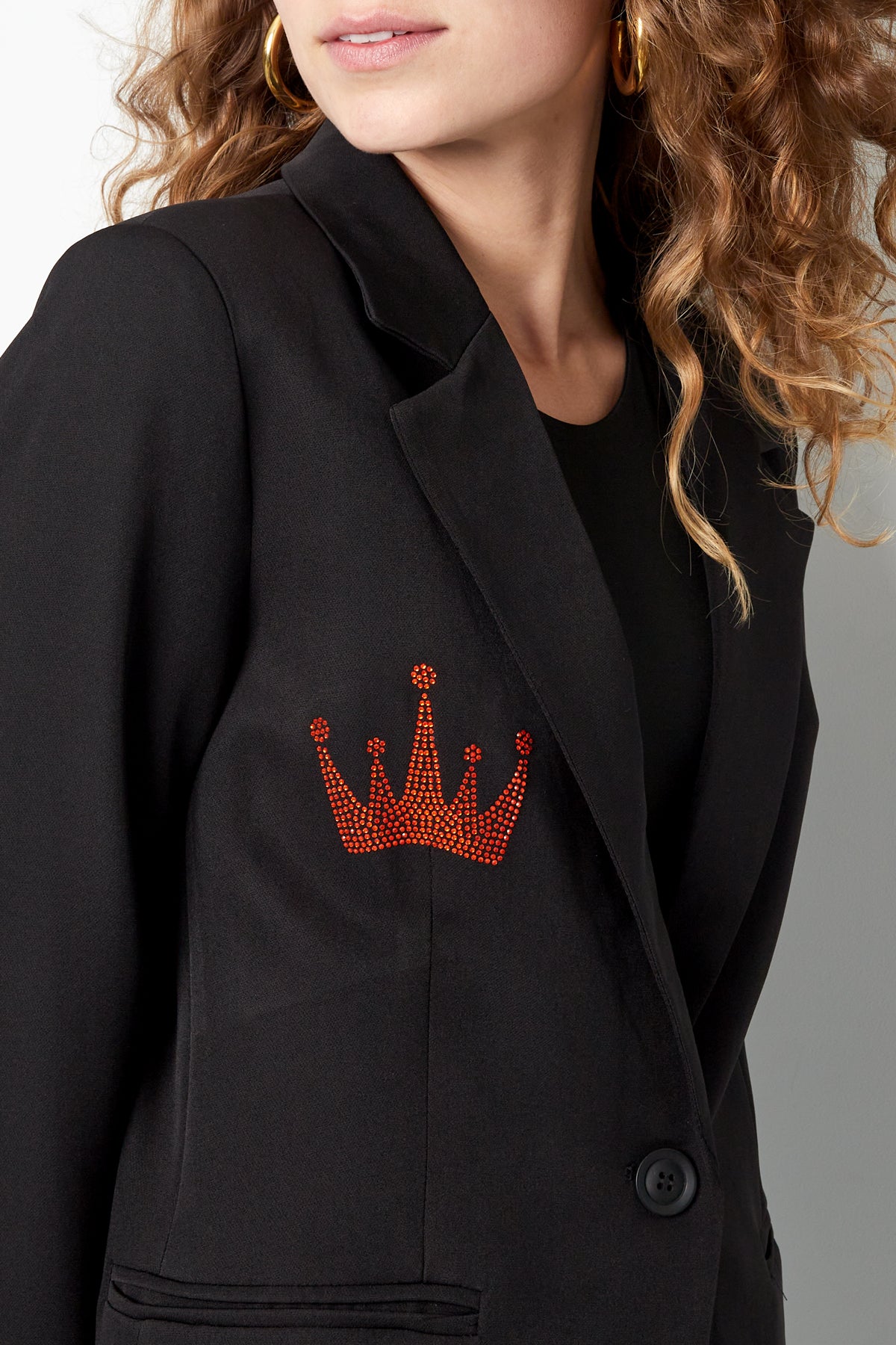 Dames zwarte blazer met geborduurde kroon – productfoto 4