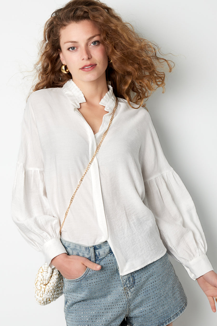 Damesblouse met hoge hals en pofmouwen