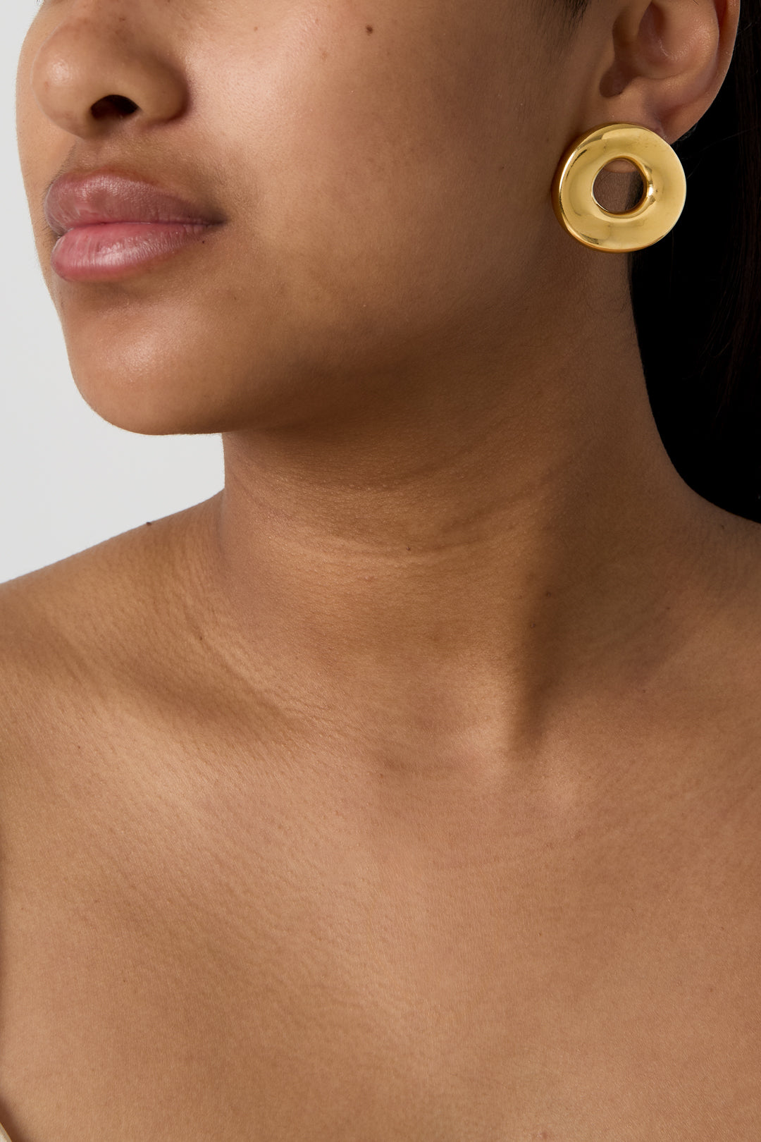 Stainless steel stud earrings for women with a round shape - gold-colored – image 3
