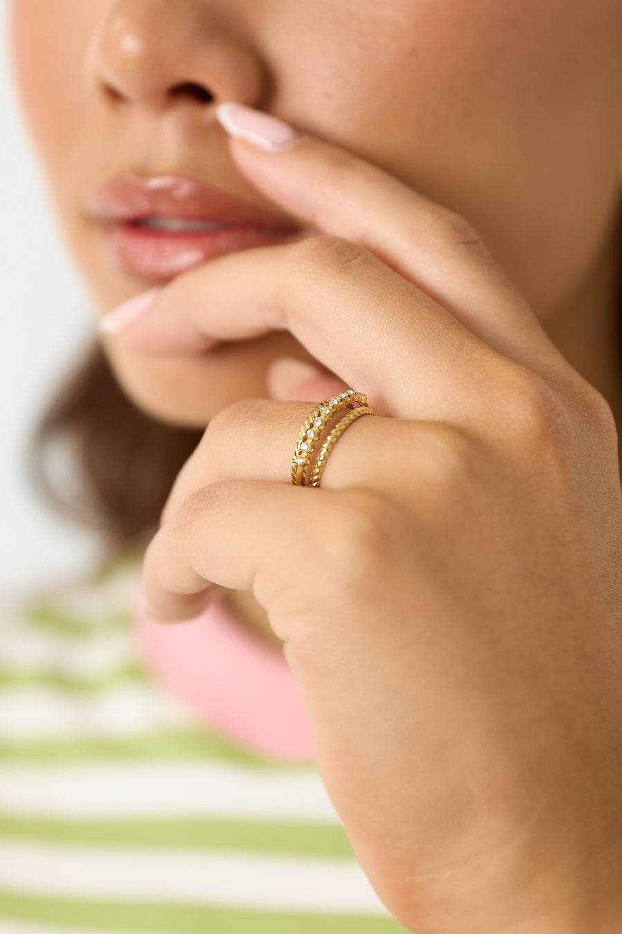 Bague minimaliste en acier inoxydable pour femme de forme ronde – couleur or