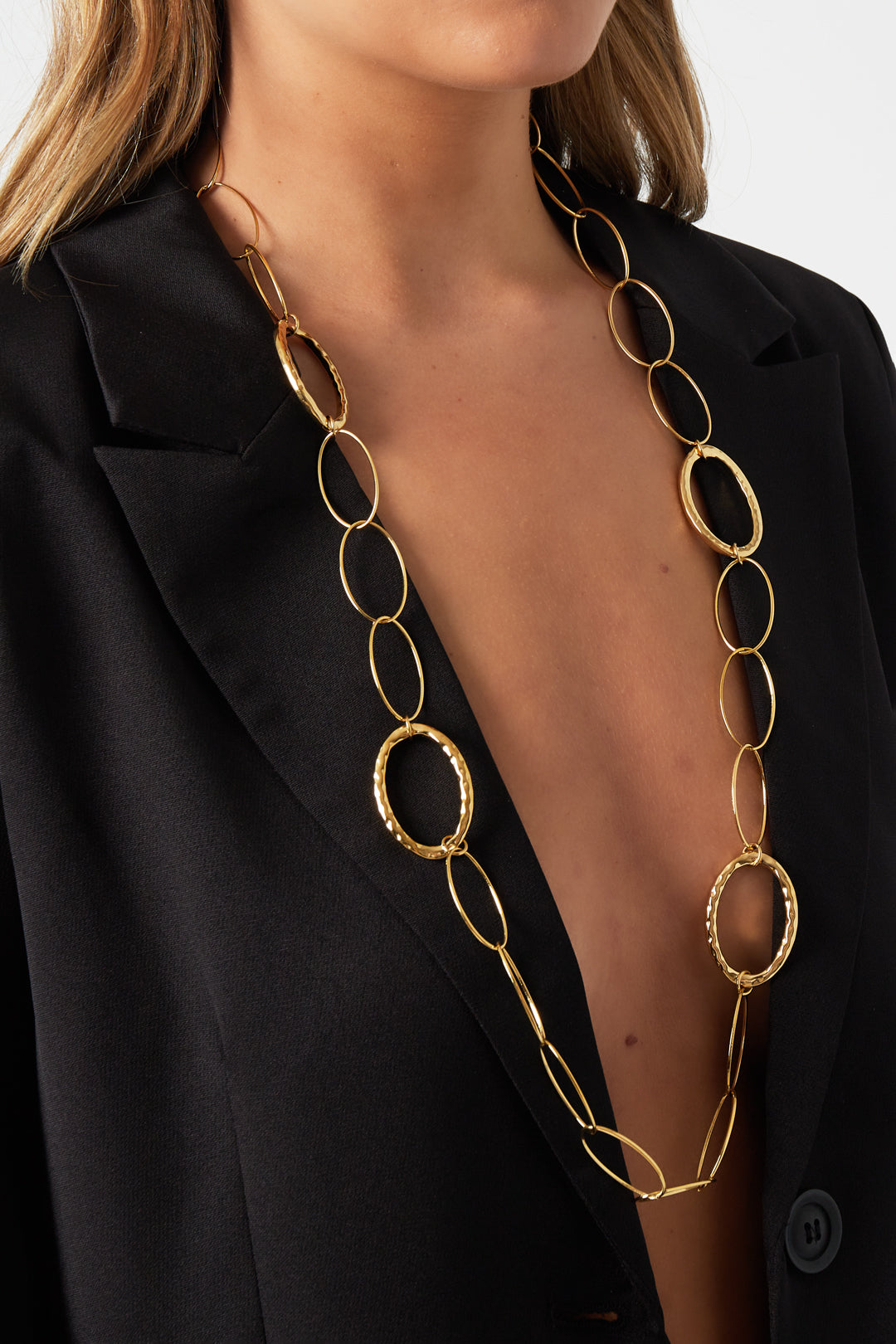 Long stainless steel necklace for women with an organic shape – gold-coloured – image 3