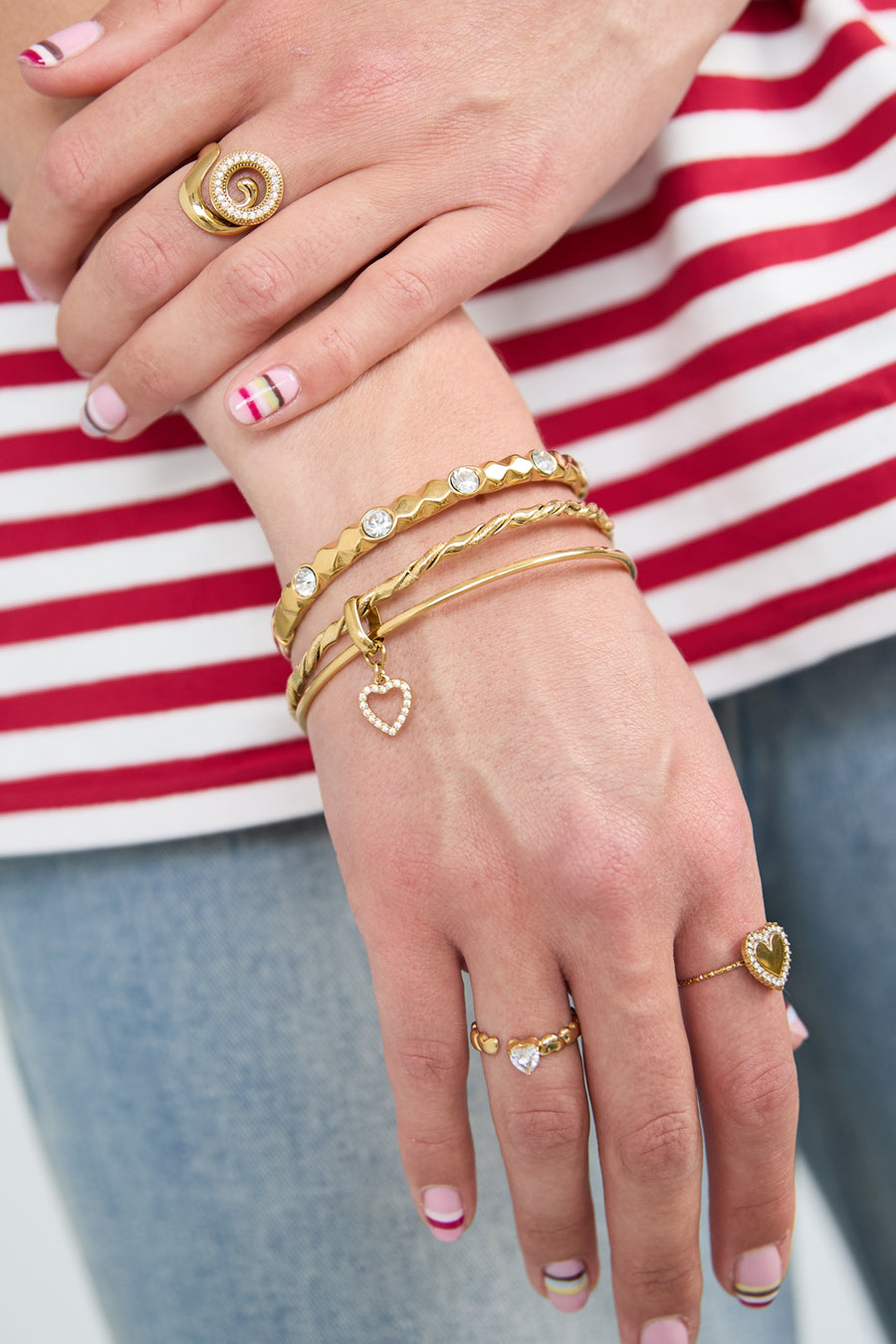 Bracelet jonc pour femme en acier inoxydable avec motif floral et cœur – doré