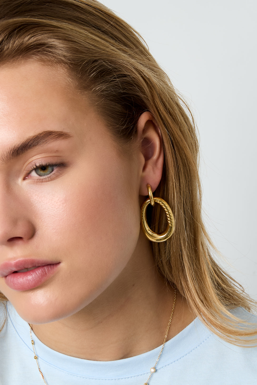 Statement oorbellen met gedetailleerde ovale hanger