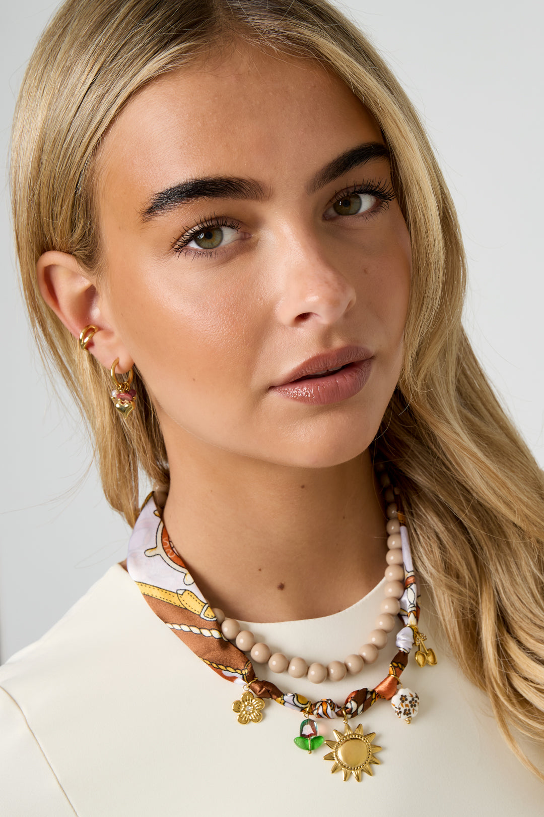 Braided women's necklace made of stainless steel, polyester, ceramic, glass with floral and sun motifs – image 2