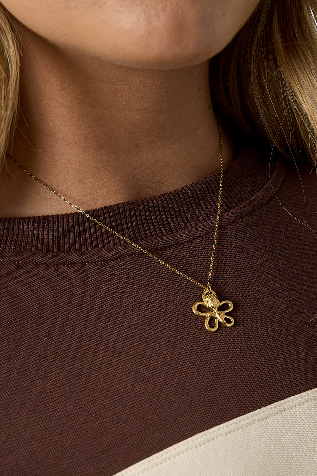 Ketting met roos op bloemhanger