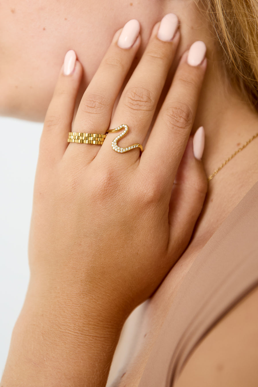 Bague fantaisie pour femme en acier inoxydable avec motif linéaire – doré
