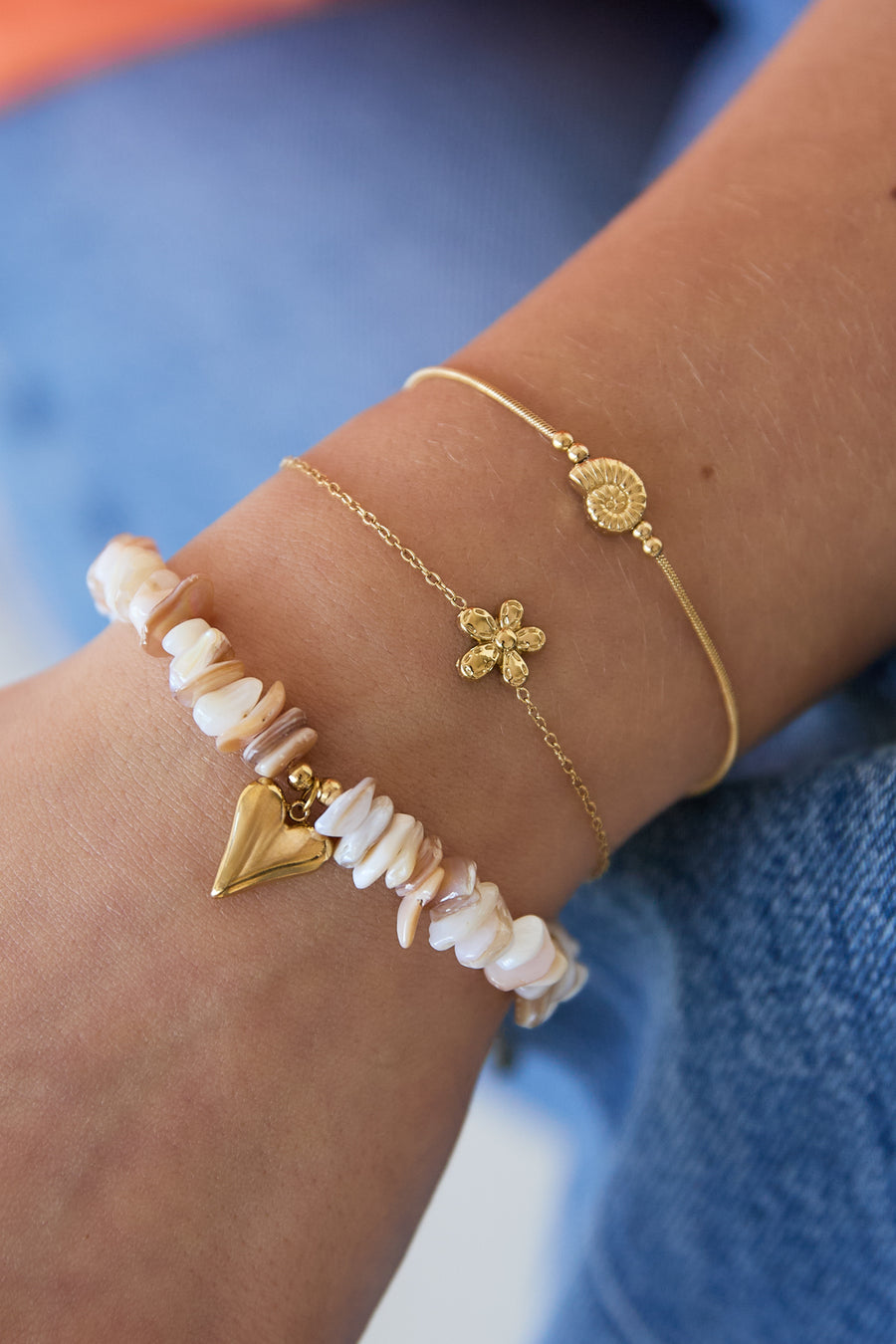 Bracelet à breloques pour femme en acier inoxydable avec motif floral – doré