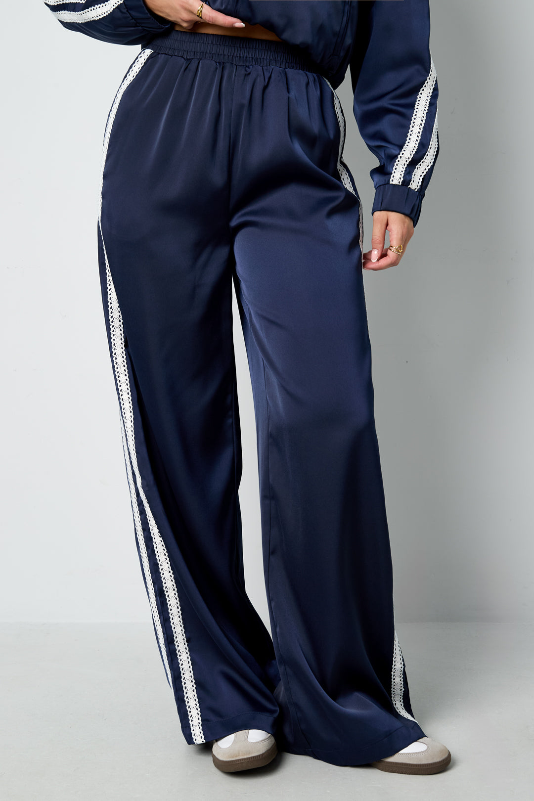 Dames sportieve broek met rechte pijpen en kleurcontrast – productfoto 4