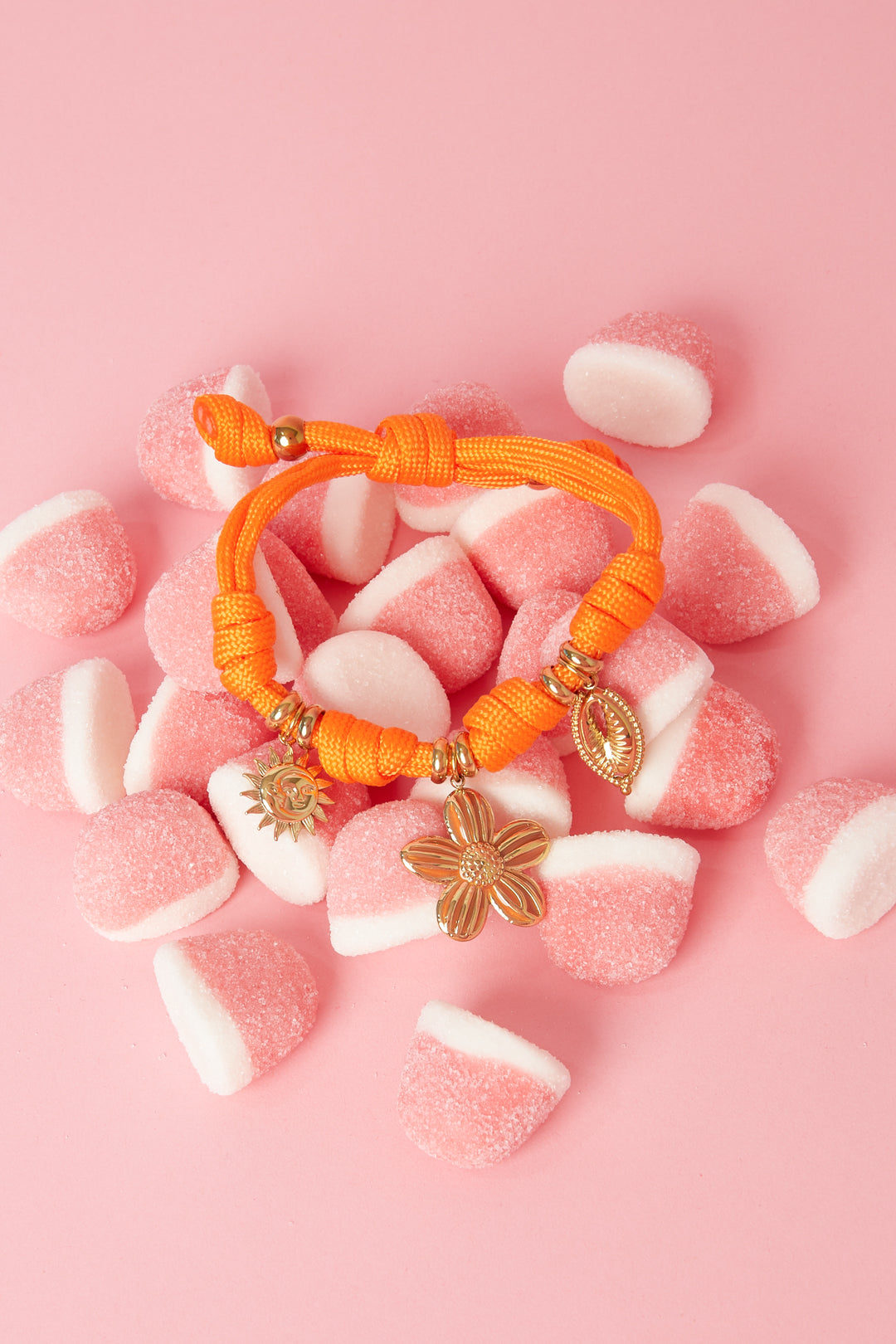 Touw armband met knoopjes en variërende charms