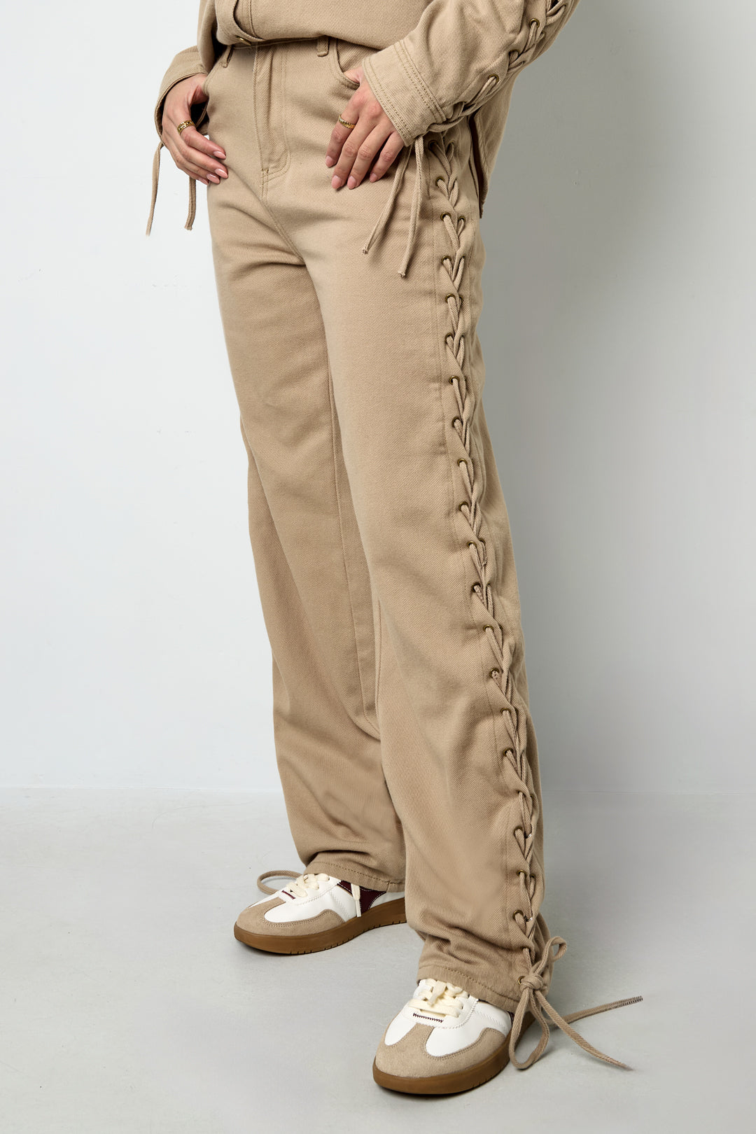 Women's straight-leg jeans with bow detail – image 7