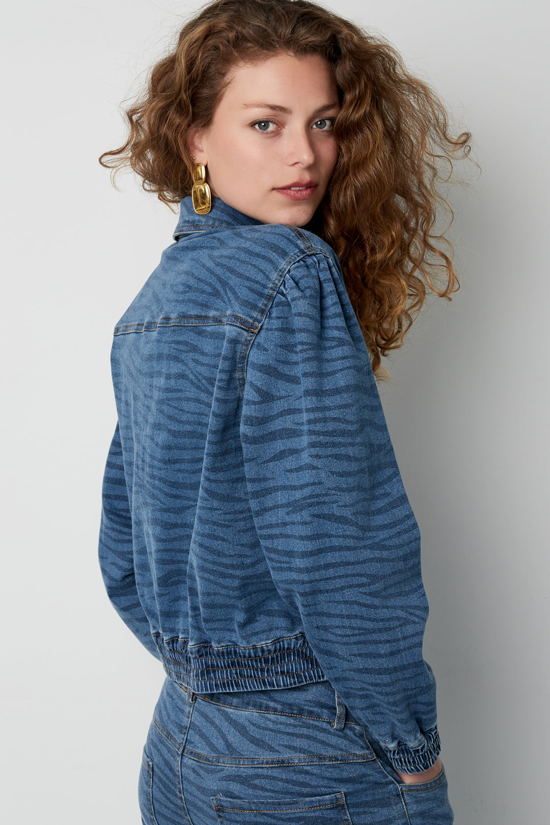 Dames kort blauw denim jacket met tijgerstrepen – productfoto 6