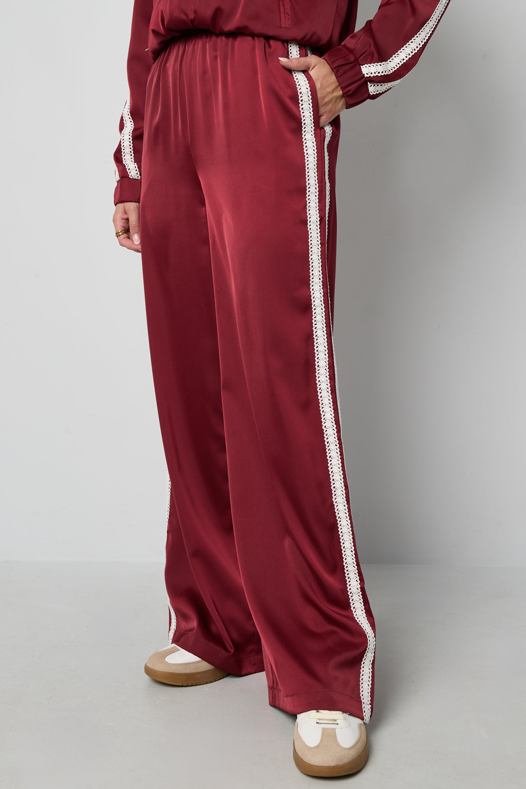 Dames sportieve broek met rechte pijpen en kleurcontrast – productfoto 6