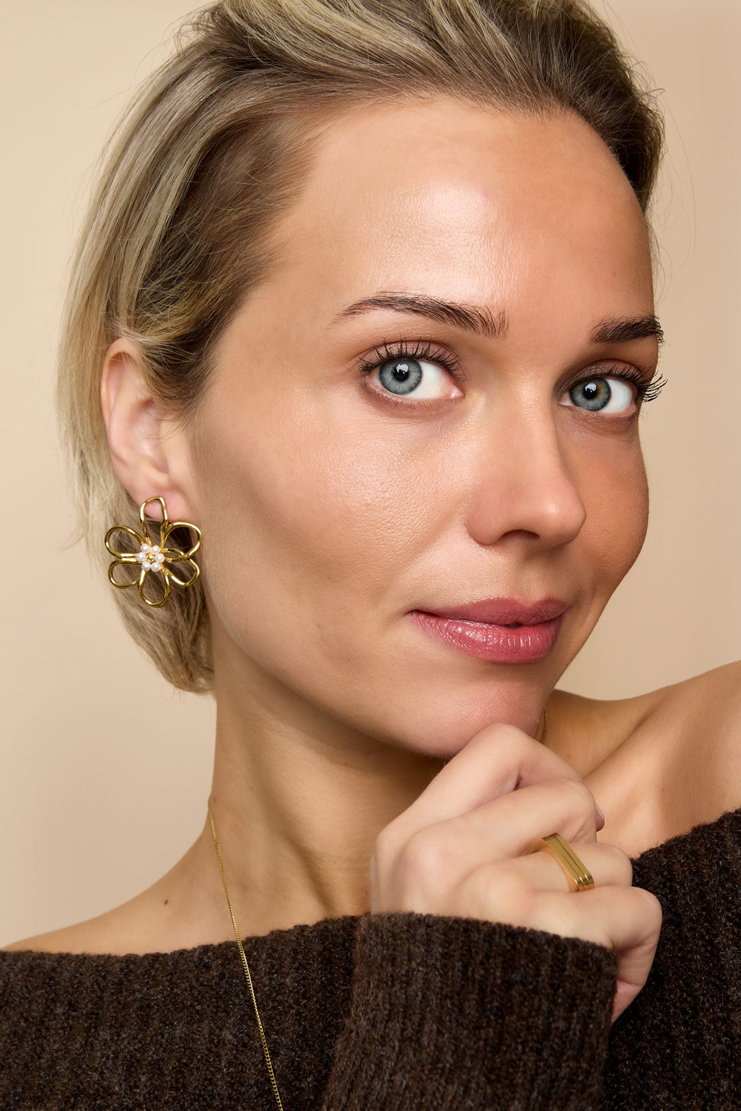 Women's Stainless Steel Stud Earrings, Imitation Pearl with Floral Design – Gold-Colored – image 2