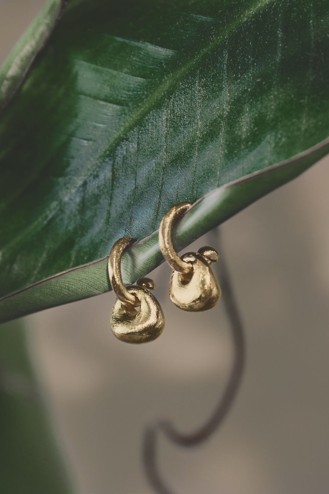 Sculptural drop oorbellen met mat effect