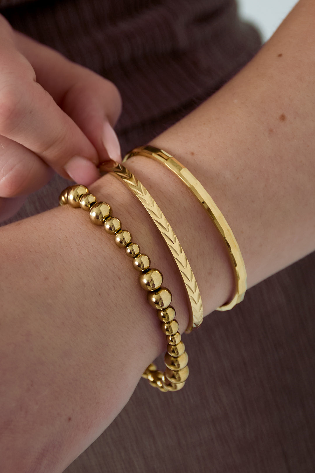 Bracelet jonc en acier inoxydable pour femme avec forme organique – couleur or – photo 2