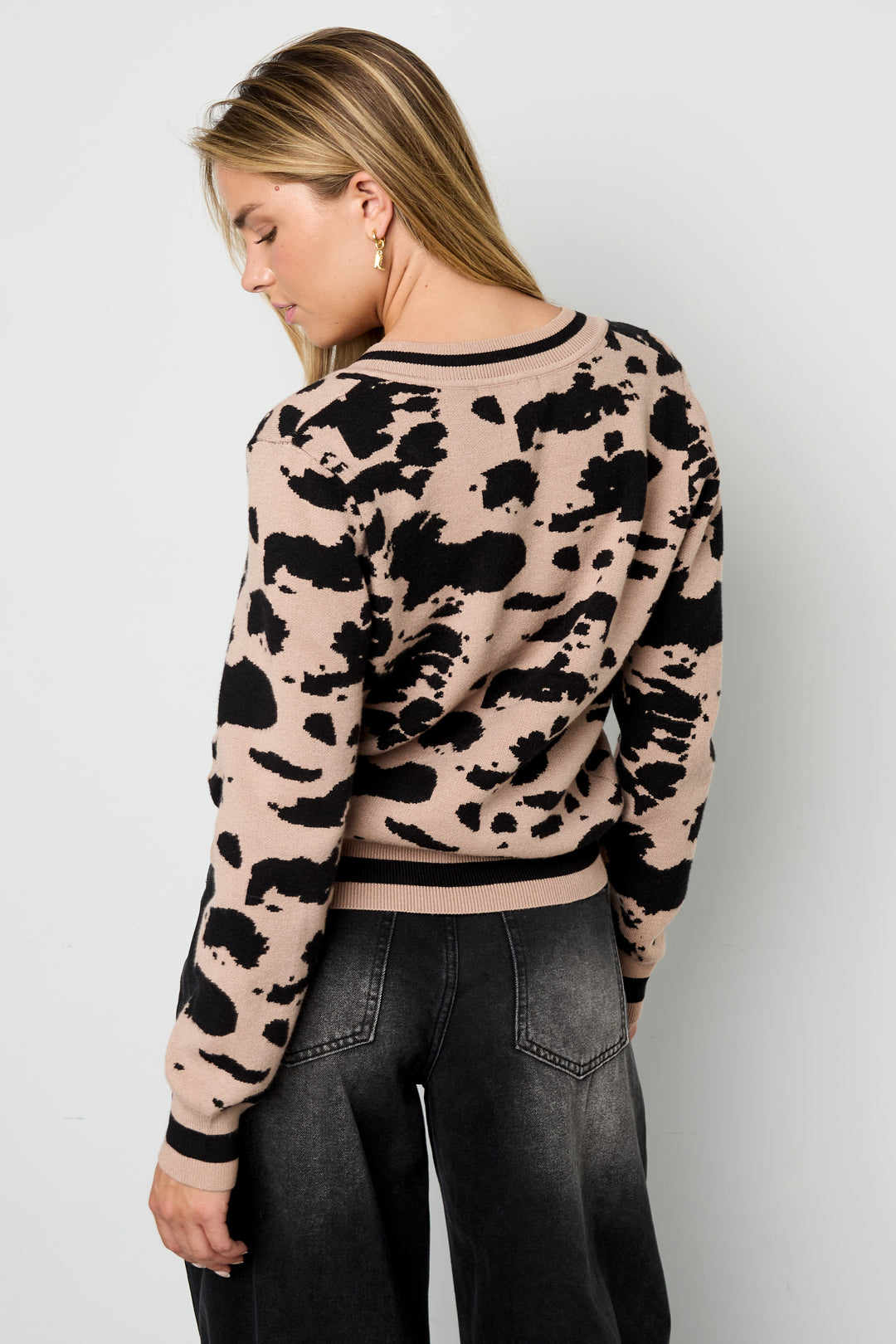 Dames gebreide V-hals trui met luipaardprint – productfoto 4